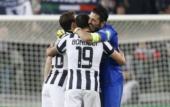 L'abbraccio tra Buffon, Bonucci e Lichtsteiner. Action Images